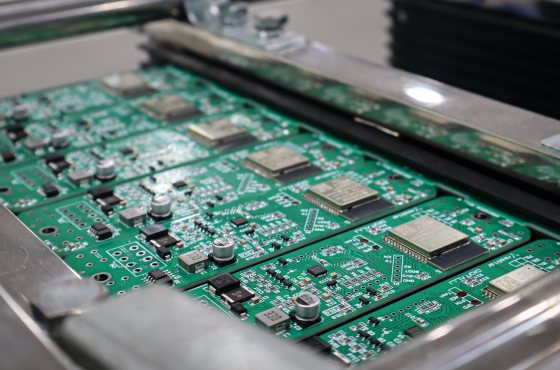 Placas com módulos de radiofrequência sobre bandeja metálica